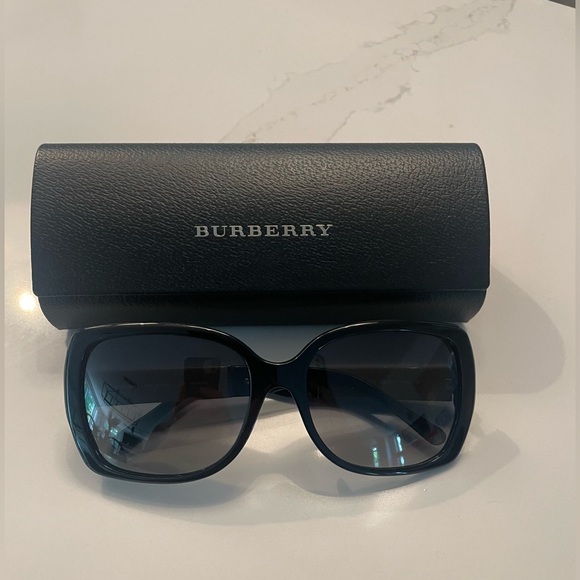 Burberry sunglasses - Picture 6 of 6